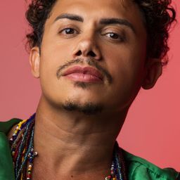 Silvero Pereira 飾演 Severino