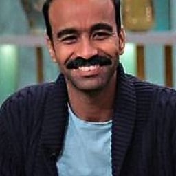 Mahmoud El-Lisy 飾演 د. سرحان