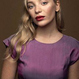 Mary Agnes Nixon 飾演 Copa Coat Check Girl