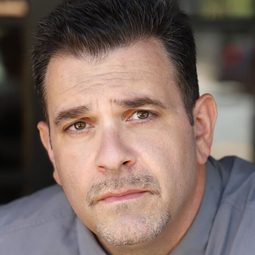 Gino Cafarelli 飾演 Detective Maas