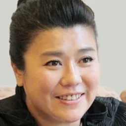 林美秀 飾演 Mom