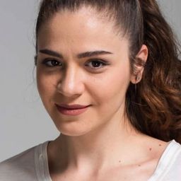 厄瑪·歐尼克 飾演 Ebru Karaduman