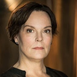 Lesa Thurman 飾演 Bridget