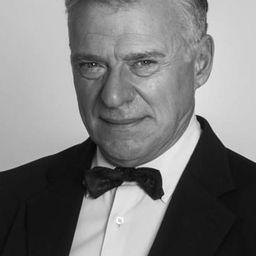 Sergi Mateu 飾演 Paco Huertas