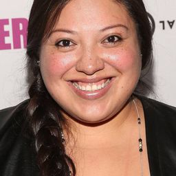 Elizabeth De Razzo 飾演 Janet