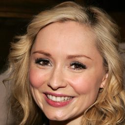 尼娜·希瑪茲科 - 節日歡歌演員 飾演Roberta