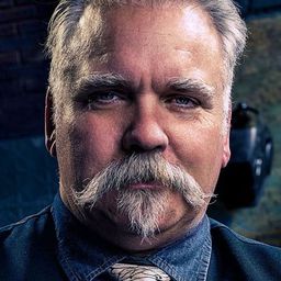 David Lain Baker 飾演 Airman Tom Bonelli