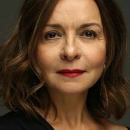 Zuhal Gencer 飾演 Emine Hanım