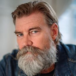 Steve Morris 飾演 Mikael