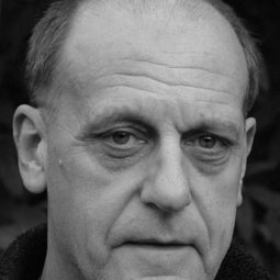 David Troughton 飾演 Ray Downing