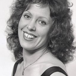 Marilyn Corwin 飾演 Stepmother