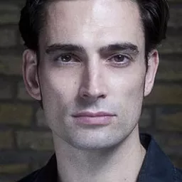 Simon Thomas - Into the Woods演員 飾演Rapunzel's Prince