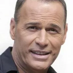 Carlos Lozano 飾演 Mario