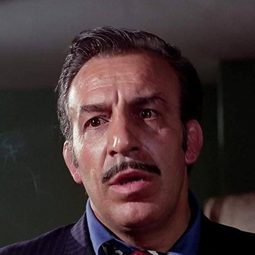 Fernando Osés 飾演 Lt. Henry (uncredited)