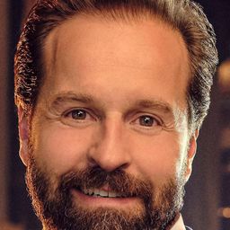 Alfie Boe 飾演 Self - Singer/Performer