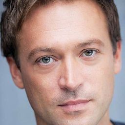 Paul Nicholls 飾演 Mark