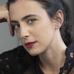 Marina Savino 飾演 Studentessa