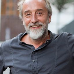 岡薩洛·德卡斯特羅 飾演 Alejandro