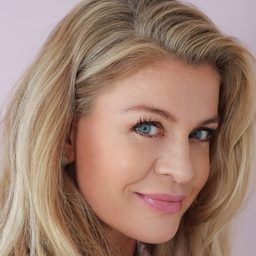 米蓮·蒂娜森 飾演 Cecilie