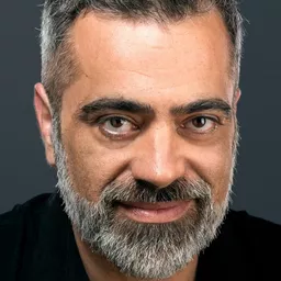 Paulo Calatré 飾演 Oficial 2