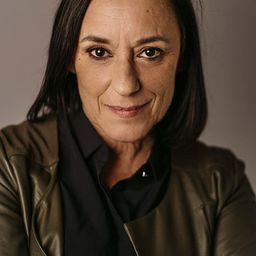 Lucinda Loureiro 飾演 