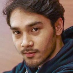 Achmad Megantara 飾演 Surya