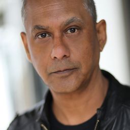 Gordon Warnecke 飾演 Papaji