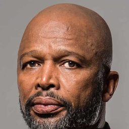 Sello Maake Ka-Ncube 飾演 