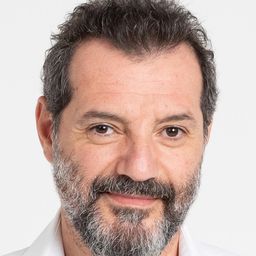 阿德爾·卡朗 飾演 Tarek