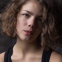 Clotilde Le Roy 飾演 Arlette