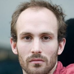 Elias Arens 飾演 Küde