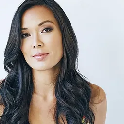 Laura Kai Chen 飾演 Gloria