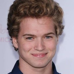 Patrick Johnson 飾演 Doug