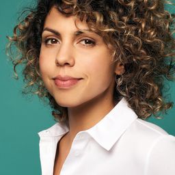 Jess Salgueiro 飾演 Crystal