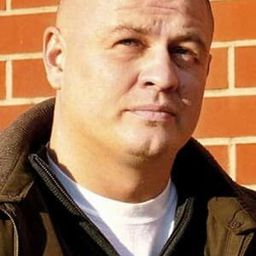 Marcin Juchniewicz 飾演 Skinhead