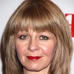 珍妮馮內爾 飾演 Ms. Spence