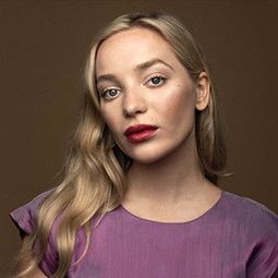 Mary Agnes Nixon 飾演 Copa Coat Check Girl