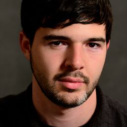 Thomas Burke 飾演 U.S. Soldier McGuire