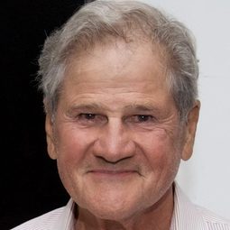 Stephen Mendillo 飾演 Detective Frank