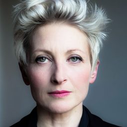 Hermione Gulliford 飾演 Nicole Leguay d'Oliva