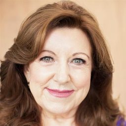 Dolores Drake - 過年有禮不嫌多演員 飾演Pat