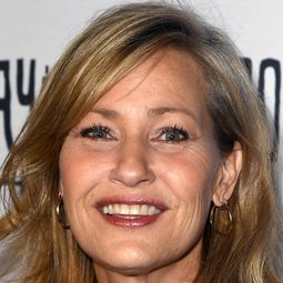 喬伊·勞倫·亞當斯 飾演 Deirdra