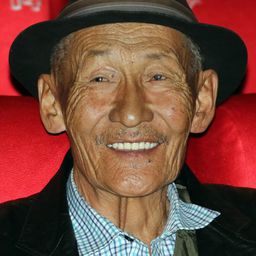 Davaasamba Sharav 飾演 Grandfather