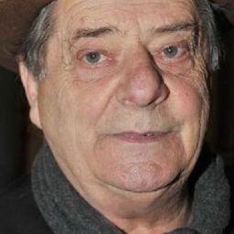 Olivier Perrier 飾演 Masson