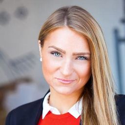 Emily Buchan 飾演 Party Goer