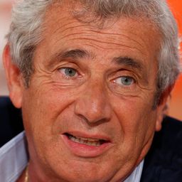 Michel Boujenah 飾演 Simon Attal