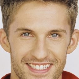 Jimmy Fowlie 飾演 Thackery