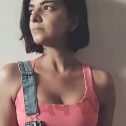 Himanshi Choudhry 飾演 Ayesha Hassan