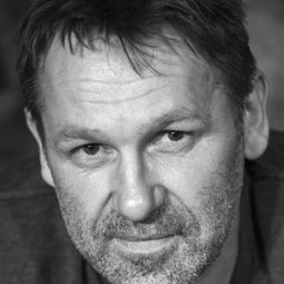 Jørgen Langhelle - The Disappearing Illusionist演員 飾演Maria's father