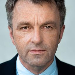 Christian Ammermüller 飾演 Herr Schmidt-Thiedemann